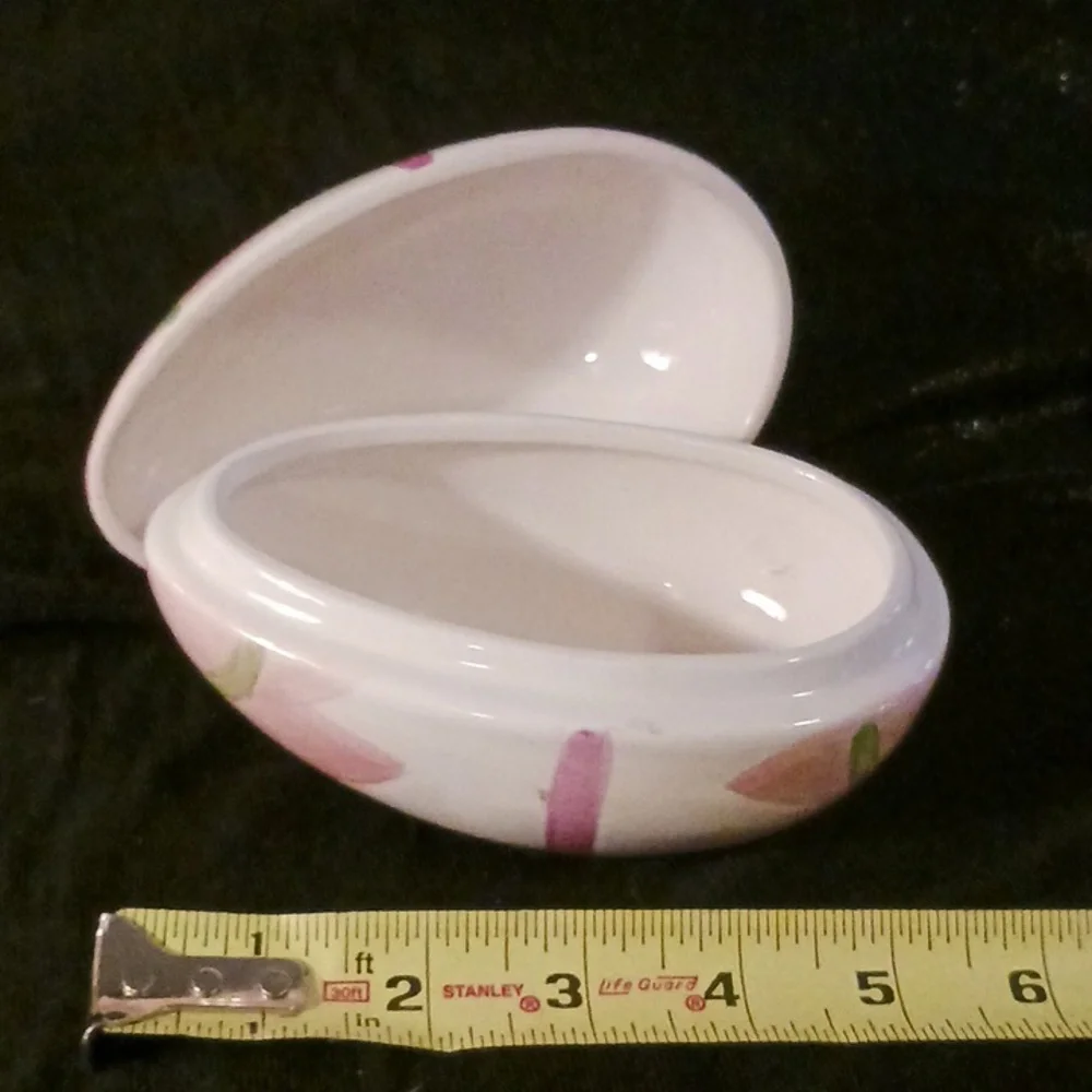 Painted Porcelain Egg Box - Picture 2 of 6